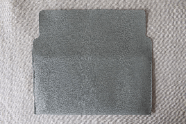 Etui à lunettes gris clair avec le logo peint couleur cuivre à l’intérieur
