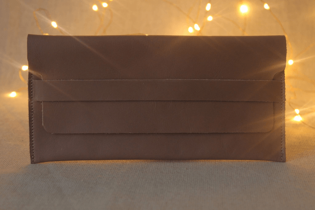 Etui à lunettes marron glacé avec le logo peint couleur doré à l’intérieur