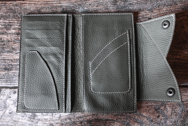 Portefeuille cuir vachette grainé gris couture apparente fil blanc