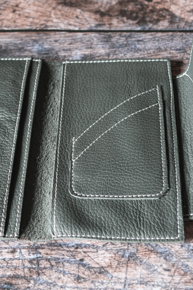 Portefeuille cuir vachette grainé gris couture apparente fil blanc
