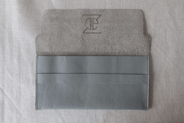 Etui à lunettes gris clair avec le logo peint couleur cuivre à l’intérieur