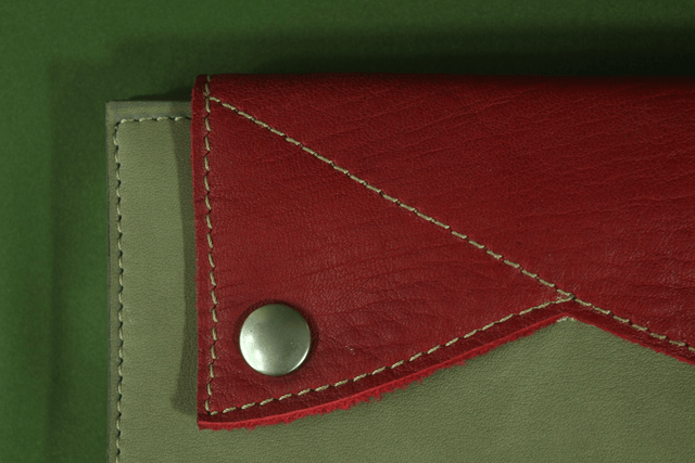 Portefeuille cuir bi-matière veau velours kaki clair et chèvre rouge carmin