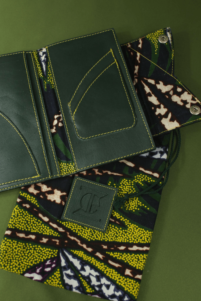 Portefeuille cuir vachette vert sapin couture apparente fil jaune