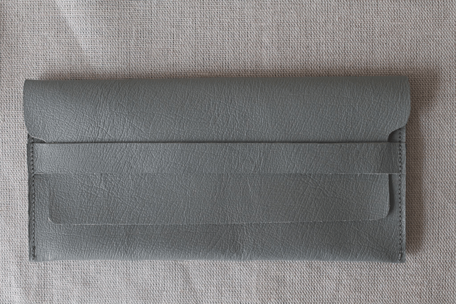 Etui à lunettes gris clair avec le logo peint couleur doré à l’intérieur