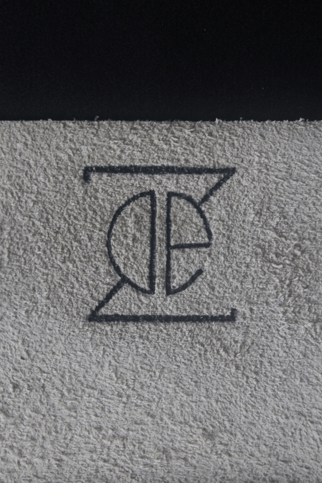 Etui à lunettes blanc avec le logo peint couleur noir à l’intérieur