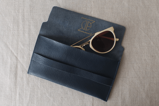 Etui à lunettes bleu marine avec le logo peint couleur doré à l’intérieur