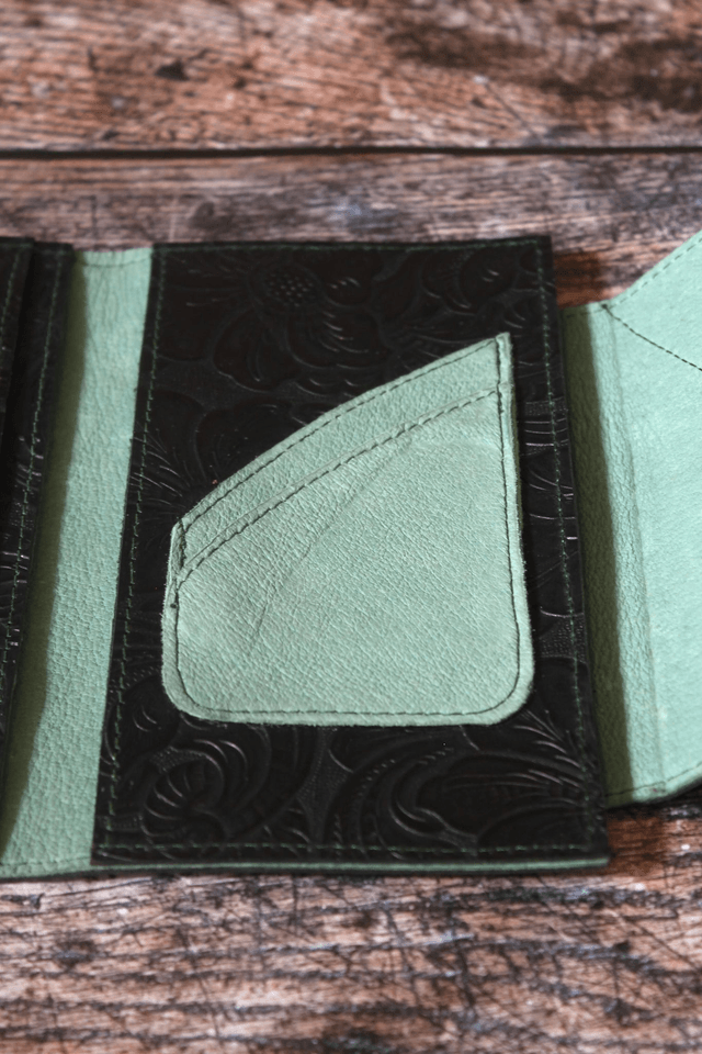 Portefeuille cuir bi-matière veau imprimé noir et chèvre vert amande