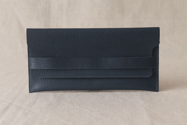 Etui à lunettes bleu marine avec le logo peint couleur doré à l’intérieur