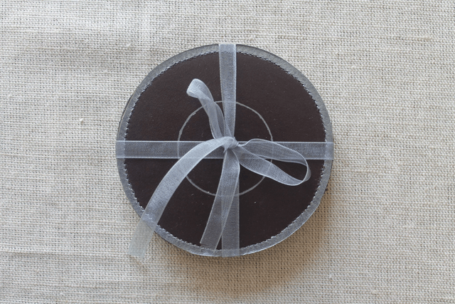 Ensemble de 4 dessous de verre ronds marron chocolat dont 2 liseré argenté et 2 liseré doré