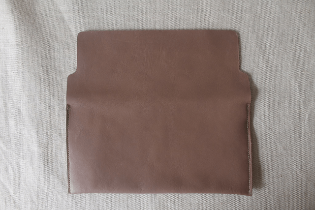 Etui à lunettes marron glacé avec le logo peint couleur blanc à l’intérieur