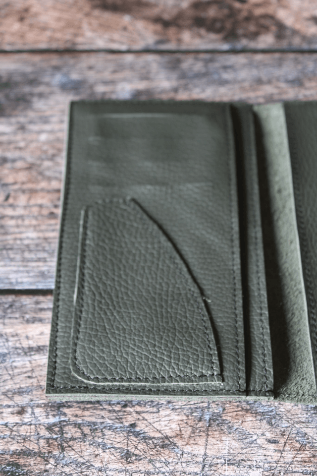 Portefeuille cuir vachette grainé gris couture apparente fil noir