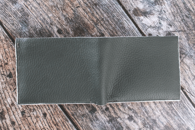 Portefeuille gris et liseré blanc cuir vachette grainé