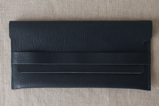 Etui à lunettes bleu marine avec le logo peint couleur doré à l’intérieur