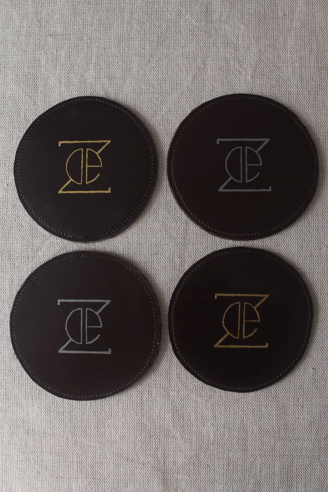 Ensemble de 4 dessous de verre ronds marron chocolat dont 2 liseré argenté et 2 liseré doré