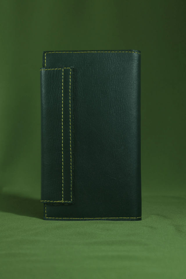 Portefeuille cuir vachette vert sapin couture apparente fil jaune