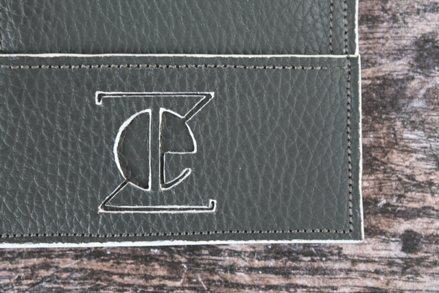 Portefeuille gris et liseré blanc cuir vachette grainé