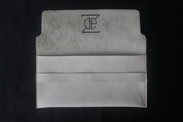 Etui à lunettes blanc avec le logo peint couleur noir à l’intérieur