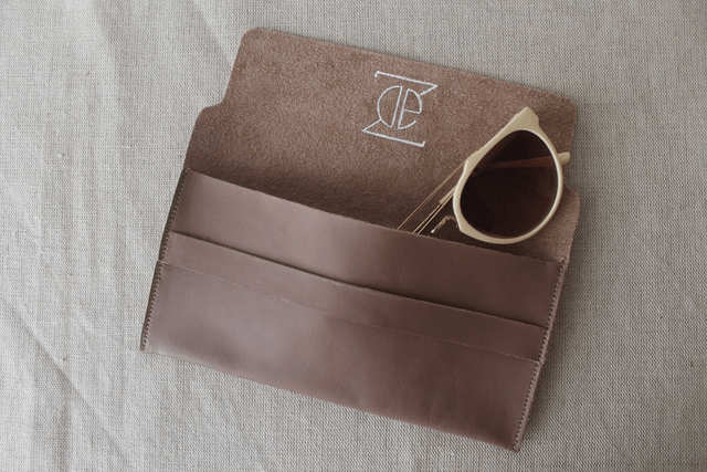 Etui à lunettes marron glacé avec le logo peint couleur blanc à l’intérieur