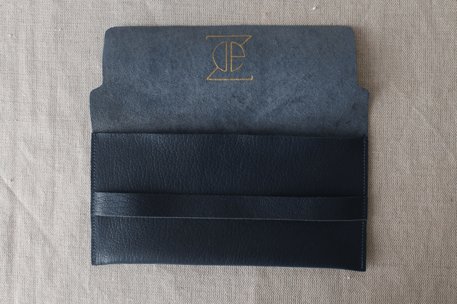 Etui à lunettes bleu marine avec le logo peint couleur doré à l’intérieur