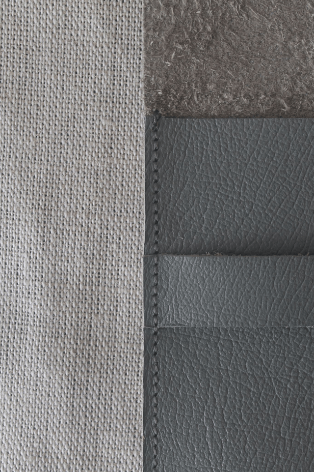 Etui à lunettes gris clair avec le logo peint couleur cuivre à l’intérieur