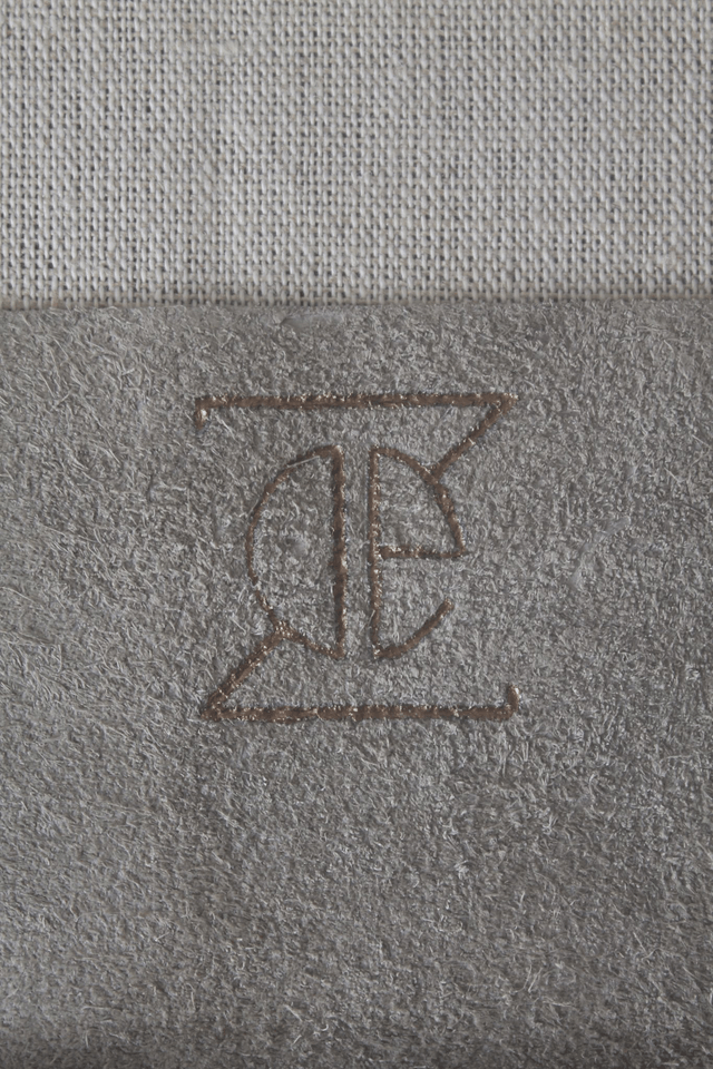 Etui à lunettes gris clair avec le logo peint couleur cuivre à l’intérieur