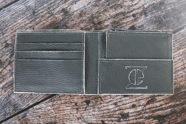 Portefeuille gris et liseré blanc cuir vachette grainé