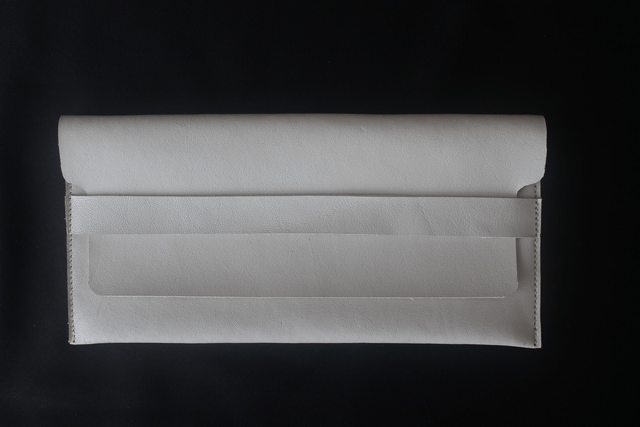 Etui à lunettes blanc avec le logo peint couleur noir à l’intérieur