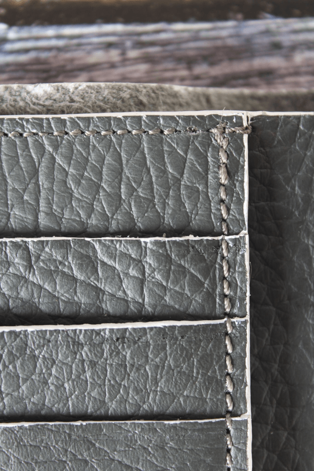 Portefeuille gris et liseré blanc cuir vachette grainé