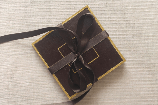 Ensemble de 4 dessous de verre carré marron chocolat dont 2 liseré doré et 2 liseré argenté
