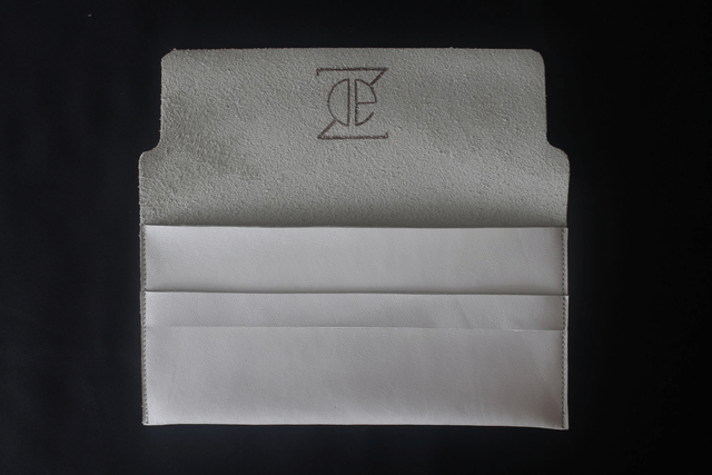 Etui à lunettes blanc avec le logo peint couleur cuivre à l’intérieur