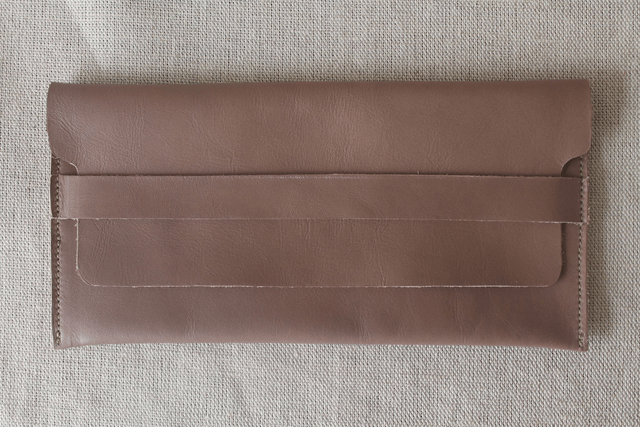 Etui à lunettes marron glacé avec le logo peint couleur doré à l’intérieur