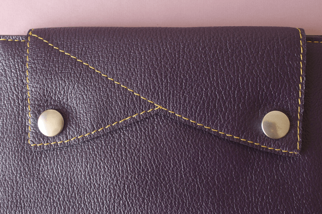 Portefeuille cuir chèvre grainé violet couture apparente fil jaune