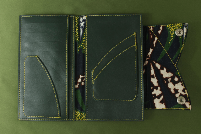 Portefeuille cuir vachette vert sapin couture apparente fil jaune