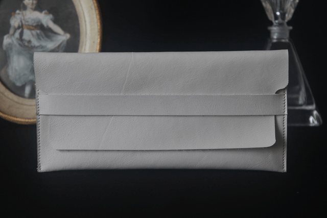Etui à lunettes blanc avec le logo peint couleur noir à l’intérieur