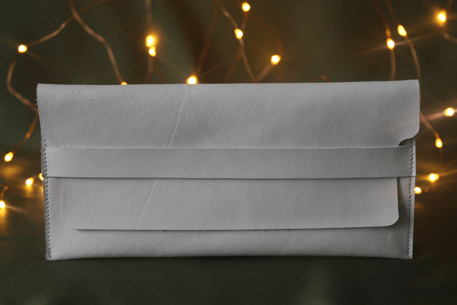 Etui à lunettes blanc avec le logo peint couleur cuivre à l’intérieur