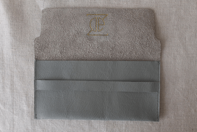 Etui à lunettes gris clair avec le logo peint couleur doré à l’intérieur