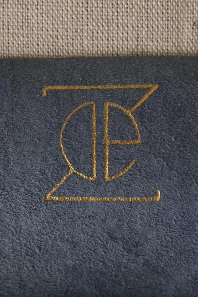 Etui à lunettes bleu marine avec le logo peint couleur doré à l’intérieur
