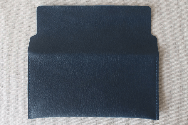 Etui à lunettes bleu marine avec le logo peint couleur doré à l’intérieur