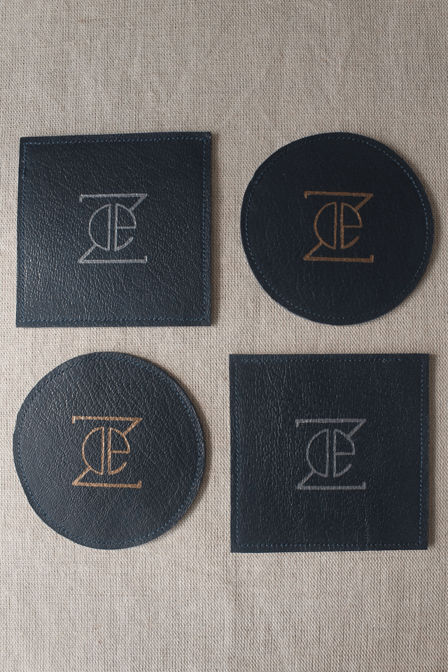 Ensemble de 4 dessous de verre bleu marine, 2 ronds liseré cuivre et 2 carrés liseré argenté