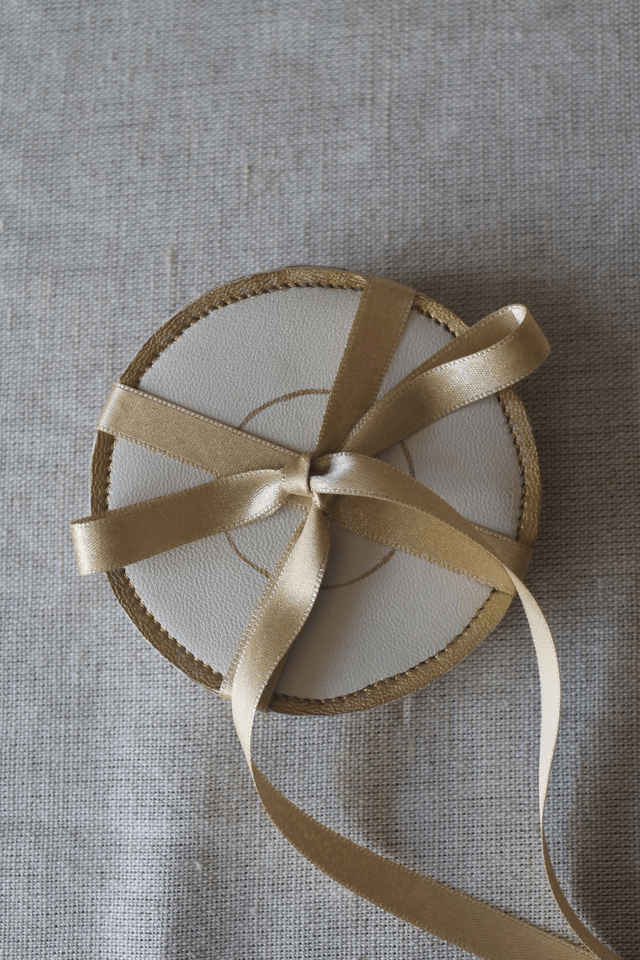 Ensemble de 4 dessous de verre ronds blanc crème liseré doré