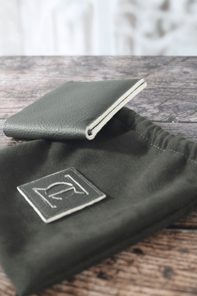 Portefeuille gris et liseré blanc cuir vachette grainé