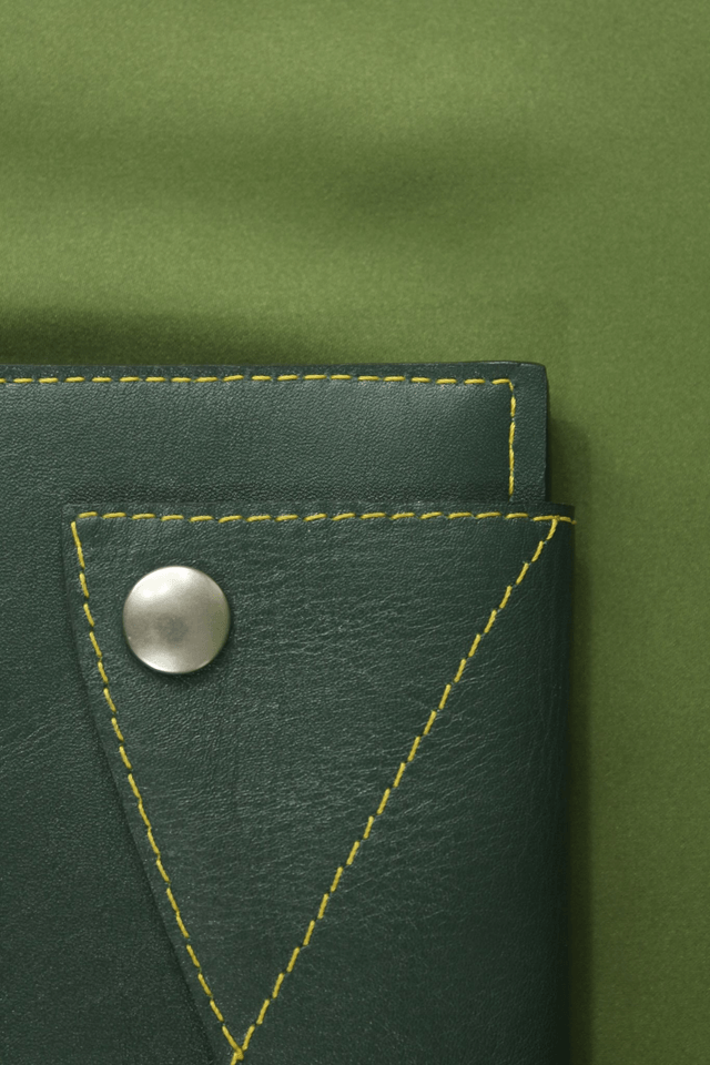 Portefeuille cuir vachette vert sapin couture apparente fil jaune