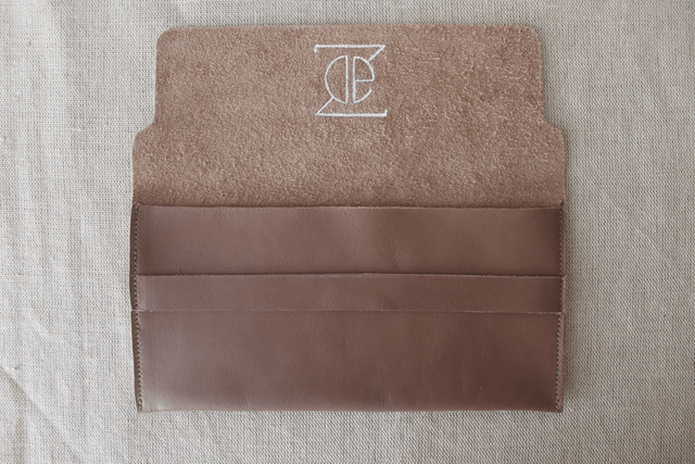 Etui à lunettes marron glacé avec le logo peint couleur blanc à l’intérieur