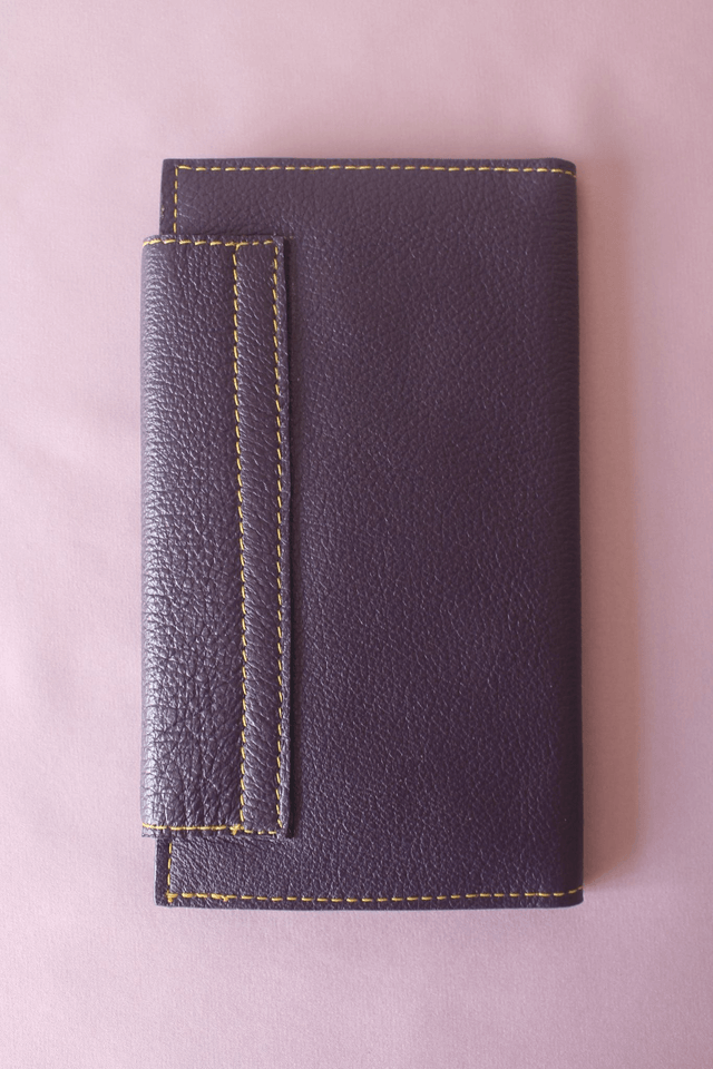 Portefeuille cuir chèvre grainé violet couture apparente fil jaune