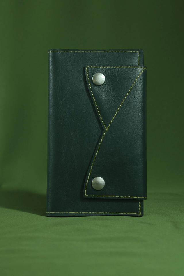 Portefeuille cuir vachette vert sapin couture apparente fil jaune