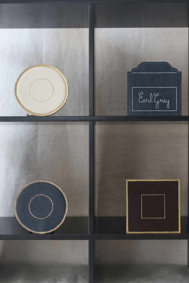 Ensemble de 4 dessous de verre bleu marine, 2 ronds liseré cuivre et 2 carrés liseré argenté