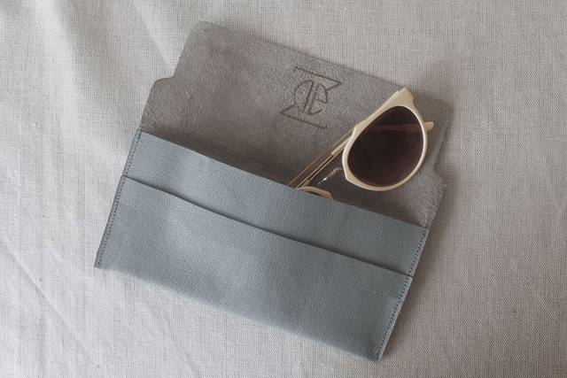 Etui à lunettes gris clair avec le logo peint couleur cuivre à l’intérieur