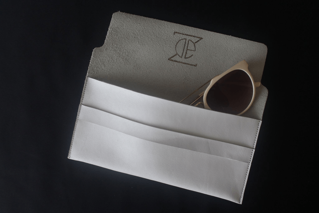Etui à lunettes blanc avec le logo peint couleur cuivre à l’intérieur