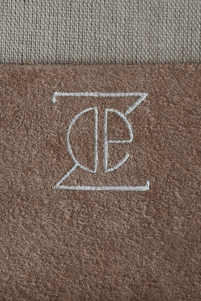 Etui à lunettes marron glacé avec le logo peint couleur blanc à l’intérieur
