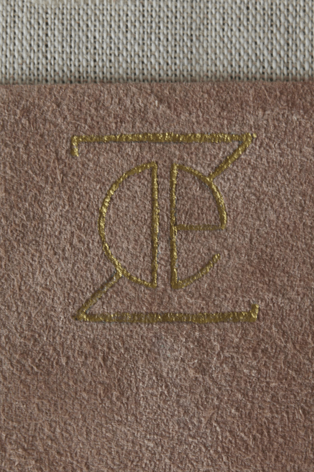 Etui à lunettes marron glacé avec le logo peint couleur doré à l’intérieur